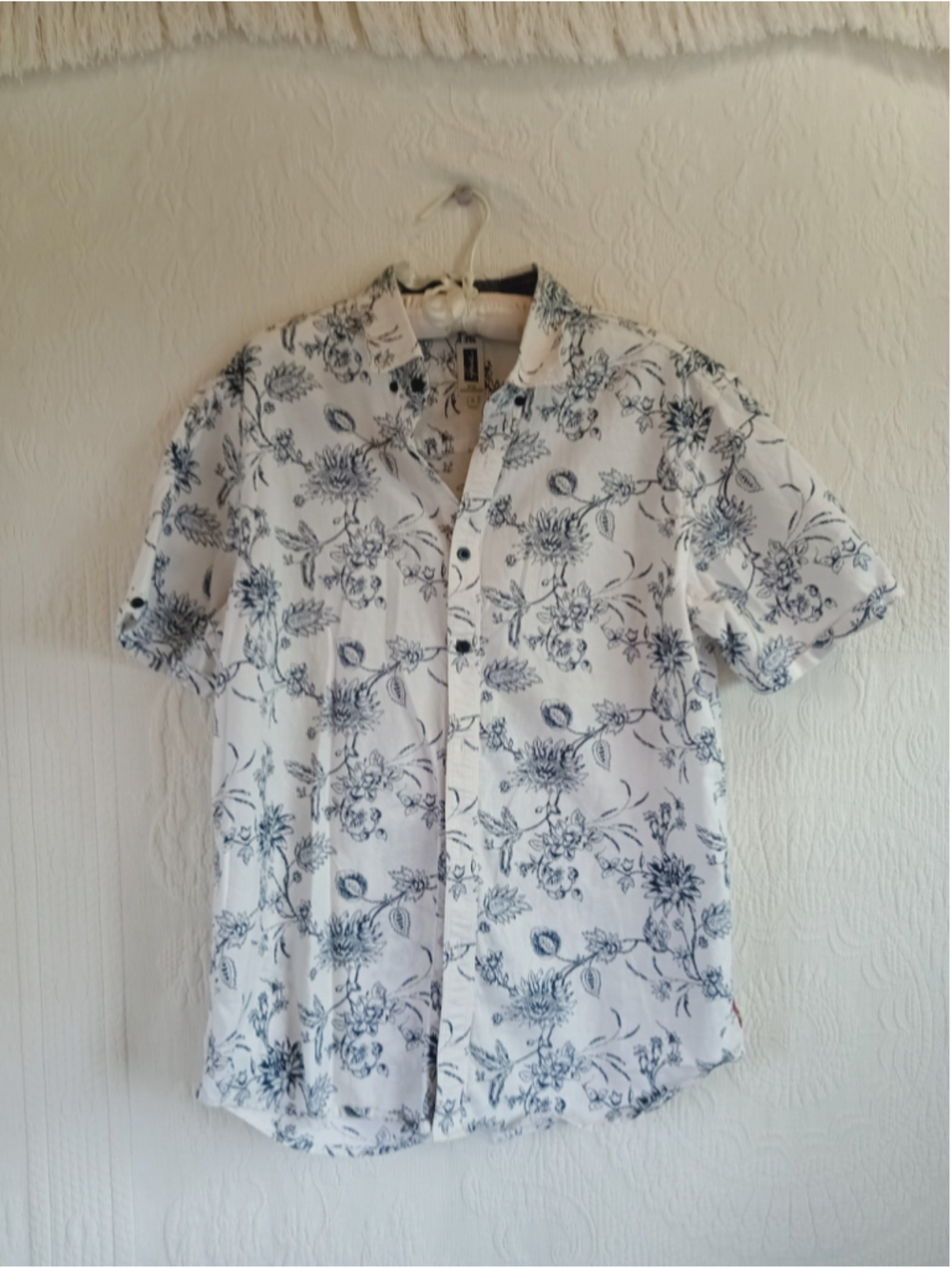 Howe Casual Button Down Shirt, Size L, White and Blue Floral breezy lightweight - Picture 8 of 8